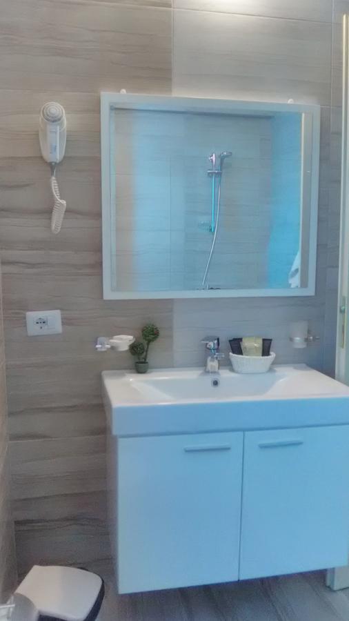 Aler Holiday Inn Sarandë Esterno foto