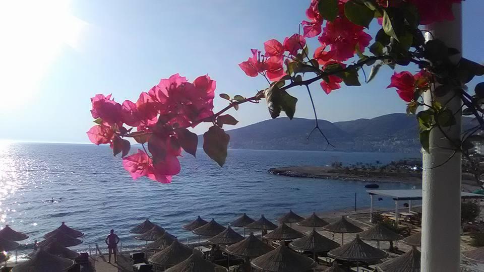 Aler Holiday Inn Sarandë Esterno foto